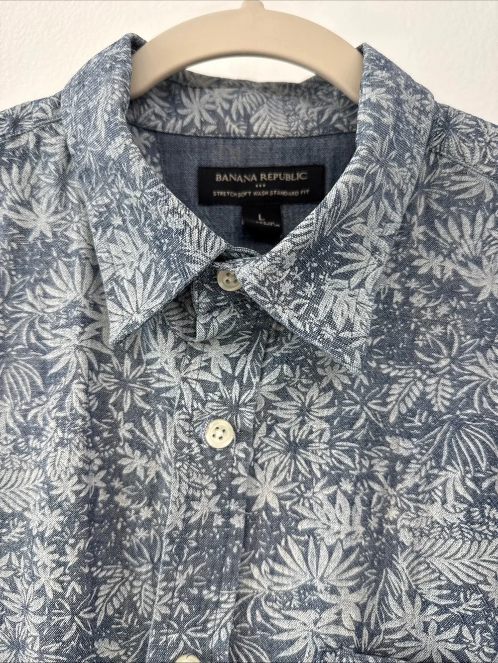 Banana Republic Blue and White Floral Short-Sleeve Button-Down Shirt size Large